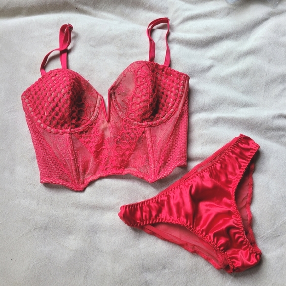 🍒NWT🍒 VS LINED PLUNGE BUSTIER 32D - Picture 6 of 9